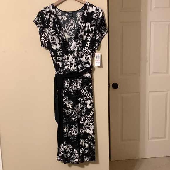 Alfani Woman 2X Black and White pullover dress.   Elastic waist with tie. - Picture 1 of 5